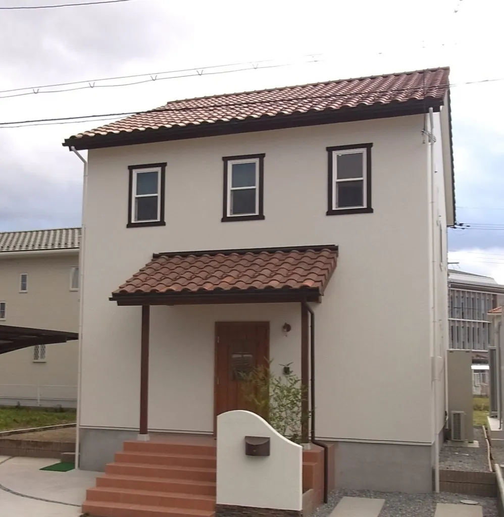 赤系の屋根瓦がかわいいママンのお家