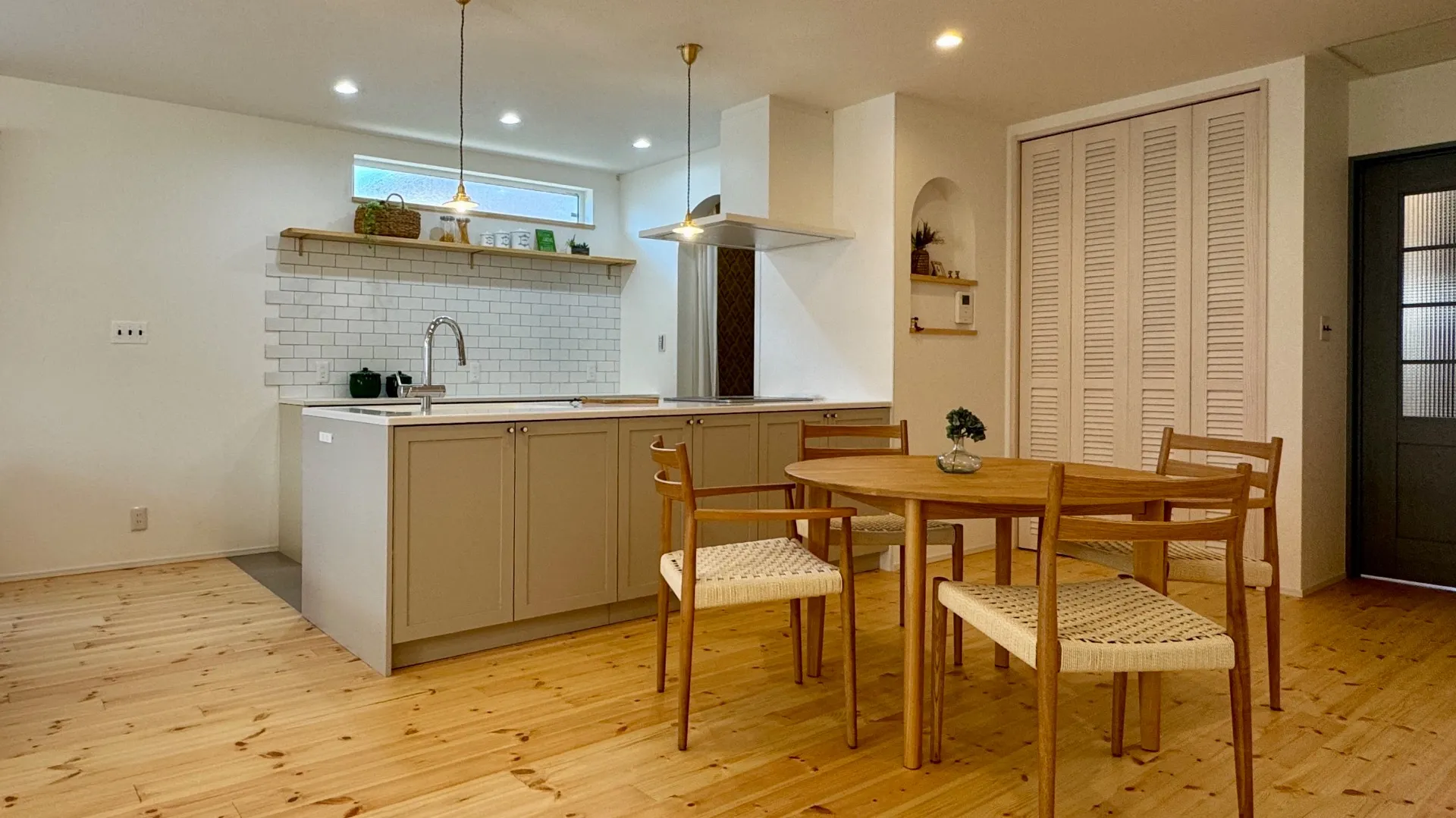 子育て世代が暮らす塗り壁のかわいい平屋のお家