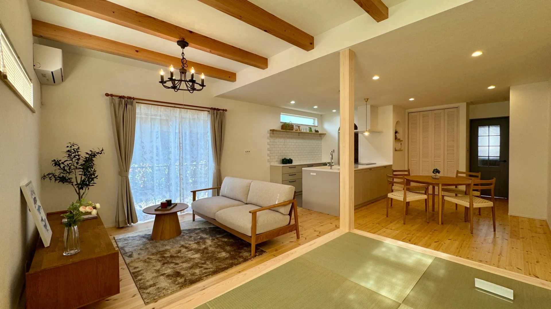 子育て世代が暮らす塗り壁のかわいい平屋のお家