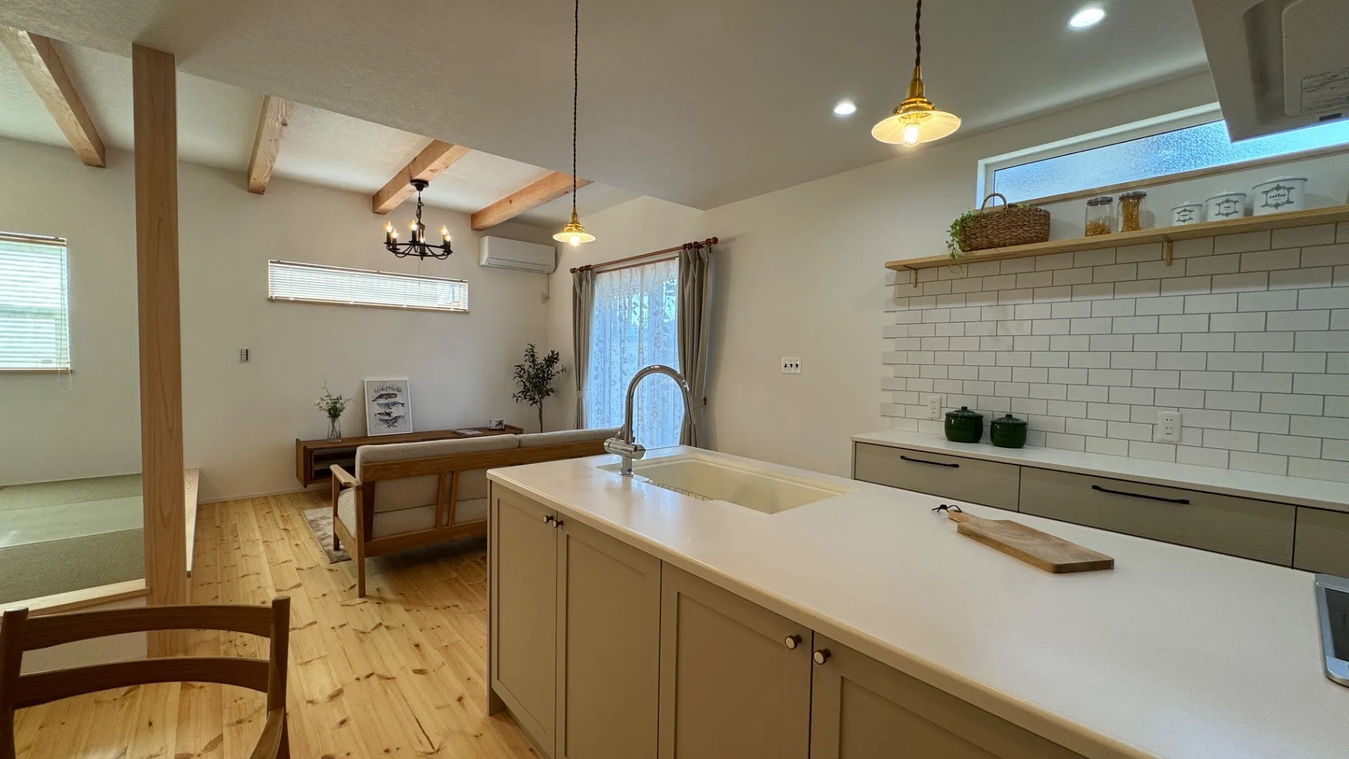 子育て世代が暮らす塗り壁のかわいい平屋のお家